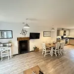 Old England - Part Of The The Bay Village With Pool, Gym And Direct Access, Pub, Restaurant, Tennis And Meadows Walks Casa de Férias *
