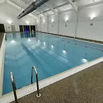 Old England - Part Of The The Bay Village With Pool, Gym And Direct Access, Pub, Restaurant, Tennis And Meadows Walks Casa de Férias