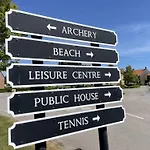 Old England - Part Of The The Bay Village With Pool, Gym And Direct Access, Pub, Restaurant, Tennis And Meadows Walks Filey