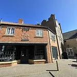 Old England - Part Of The The Bay Village With Pool, Gym And Direct Access, Pub, Restaurant, Tennis And Meadows Walks Casa de Férias