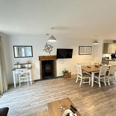 Old England - Part Of The The Bay Filey Village With Pool, Gym And Direct Access, Pub, Restaurant, Tennis And Meadows Walks Reighton