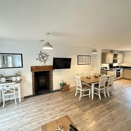 Old England - Part Of The The Bay Filey Village With Pool, Gym And Direct Access, Pub, Restaurant, Tennis And Meadows Walks 펜션 *