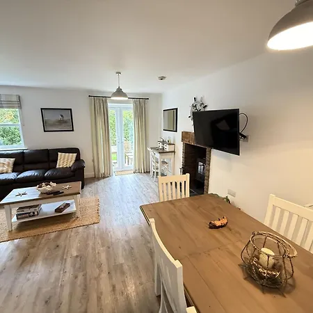 Old England - Part Of The The Bay Filey Village With Pool, Gym And Direct Access, Pub, Restaurant, Tennis And Meadows Walks