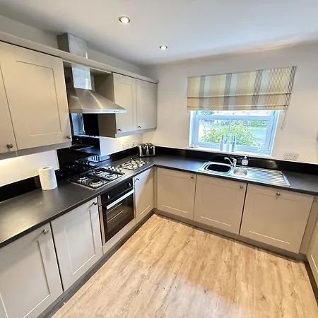 Old England - Part Of The The Bay Filey Village With Pool, Gym And Direct Access, Pub, Restaurant, Tennis And Meadows Walks