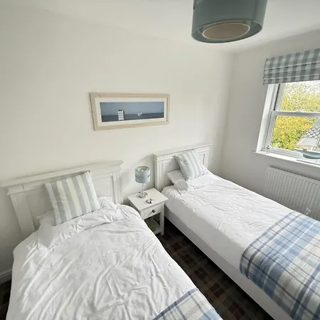 Old England - Part Of The The Bay Filey Village With Pool, Gym And Direct Access, Pub, Restaurant, Tennis And Meadows Walks