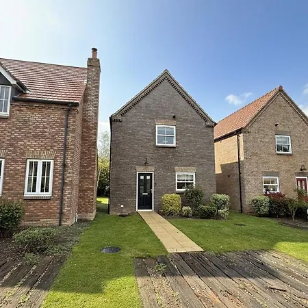 Old England - Part Of The The Bay Filey Village With Pool, Gym And Direct Access, Pub, Restaurant, Tennis And Meadows Walks 펜션 *