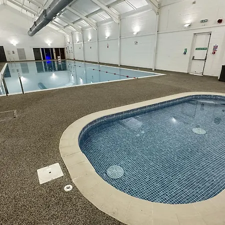 Old England - Part Of The The Bay Filey Village With Pool, Gym And Direct Access, Pub, Restaurant, Tennis And Meadows Walks *