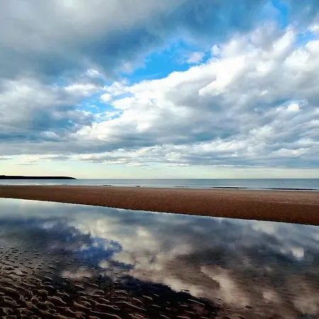Old England - Part Of The The Bay Filey Village With Pool, Gym And Direct Access, Pub, Restaurant, Tennis And Meadows Walks Reighton