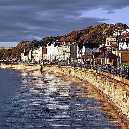 Old England - Part Of The The Bay Filey Village With Pool, Gym And Direct Access, Pub, Restaurant, Tennis And Meadows Walks