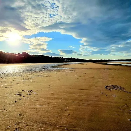 Old England - Part Of The The Bay Filey Village With Pool, Gym And Direct Access, Pub, Restaurant, Tennis And Meadows Walks