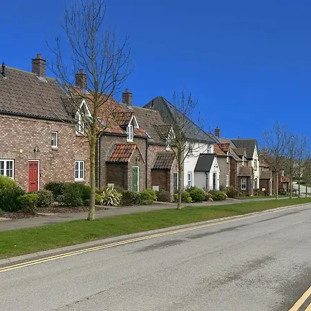 Old England - Part Of The The Bay Village With Pool, Gym And Direct Access, Pub, Restaurant, Tennis And Meadows Walks Filey
