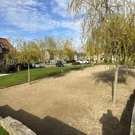 Old England - Part Of The The Bay Filey Village With Pool, Gym And Direct Access, Pub, Restaurant, Tennis And Meadows Walks