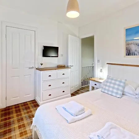 Old England - Part Of The The Bay Village With Pool, Gym And Direct Access, Pub, Restaurant, Tennis And Meadows Walks